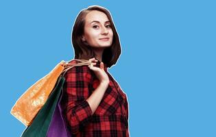 femme avec des sacs à provisions photo