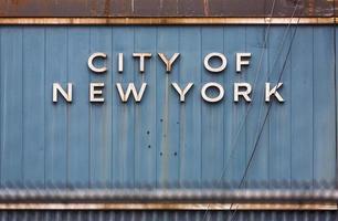 inscription ville de new york sur mur métallique photo