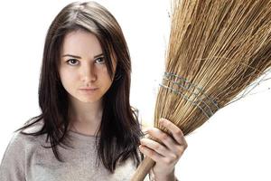 jeune femme avec un balai photo