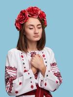 jeune fille dans le costume national ukrainien photo