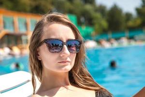 femme, près, piscine photo