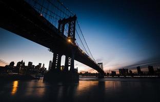 Pont de Manhattan dans la nuit photo