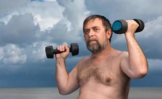 homme faisant de l'exercice avec des haltères photo