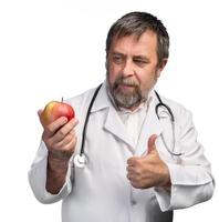 un médecin conseille la pomme pour une alimentation saine photo