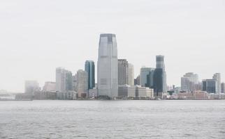 jersey city et river hudson un jour brumeux photo