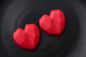 Délicieux bonbons au chocolat en forme de coeur sur fond de béton foncé photo