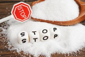 stop, sucre granulé sucré avec texte, prévention du diabète, régime alimentaire et perte de poids pour une bonne santé. photo