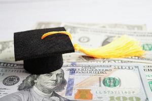 chapeau d'écart de graduation sur l'argent des billets en dollars américains, frais d'étude de l'éducation apprentissage enseigner le concept. photo