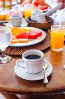 délicieux café savoureux et jus de fruits frais pour le petit déjeuner au café en plein air photo