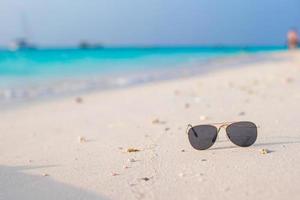 gros plan de lunettes de soleil sur la plage tropicale photo