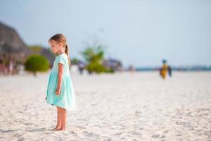 petite fille adorable sur la longue plage blanche photo
