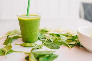 rangée de smoothies de fruits et légumes frais sains avec des ingrédients assortis photo