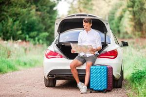 jeune couple touriste profitant des vacances d'été photo