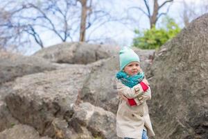 adorable petite fille dans central park à new york city photo