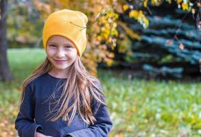 adorable petite fille à la belle journée d'automne à l'extérieur photo