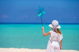 adorable petite fille à la plage pendant les vacances d'été photo