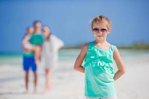 jeune famille sur la plage. gros plan de petite fille photo