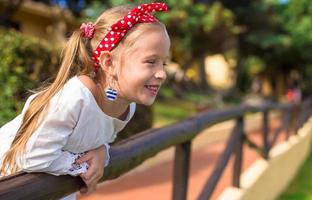 adorable petite fille à l'extérieur pendant les vacances d'été photo