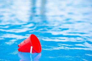 jouets de plage en plastique pour enfants à la piscine en vacances photo