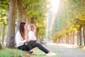 famille de mère et petit enfant à l'extérieur dans le parc au jour de l'automne photo