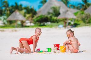 petites filles sur la plage pendant les vacances d'été photo