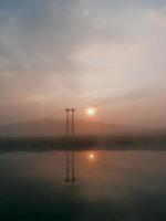 lever du soleil au bord du lac photo