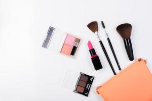 vue de dessus d'une trousse de maquillage avec des produits de beauté photo