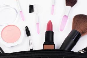 vue de dessus d'une trousse de maquillage avec des produits de beauté photo