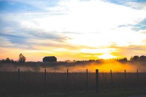 silhouette de grange au coucher du soleil