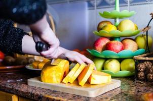 fille tranchant une citrouille photo