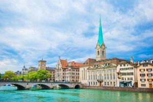 vue sur le centre-ville historique de zurich avec la célèbre église fraumunster et la rivière limmat, suisse photo