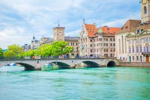 vue sur le centre-ville historique de zurich avec la célèbre église fraumunster et la rivière limmat, suisse photo