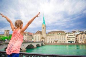 adorable petite fille à l'extérieur à zurich, en suisse. vue arrière du fond d'enfant de la belle ville photo