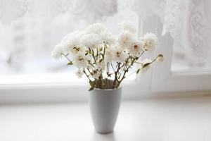 bouquet de fleurs blanches dans un vase