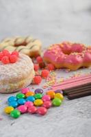 beignets avec des paillettes et des bonbons photo