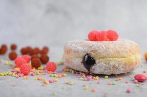 beignets avec des paillettes et des bonbons photo