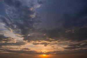 ciel et nuages au coucher du soleil photo