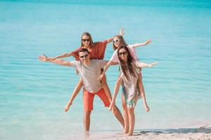 photo de famille heureuse s'amusant sur la plage. style de vie d'été
