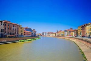 vue sur la ville italienne au bord de la rivière pise, italie. photo sur les vacances européennes