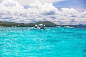 grand catamaran en haute mer turquoise près de l'île de bohol photo