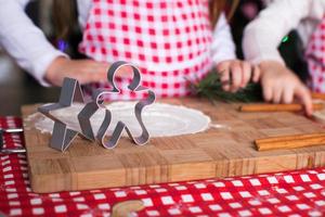 Coupe-pâtisserie de formes de Noël sur planche de bois photo