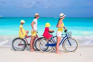 famille de quatre personnes avec deux enfants pendant les vacances d'été à la plage photo