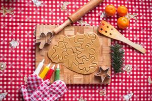 couper la pâte à biscuits au pain d'épice pour noël et le nouvel an photo