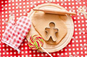 couper la pâte à biscuits au pain d'épice pour noël et le nouvel an photo