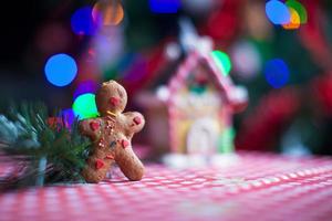 gros plan, de, homme pain d'épice, fond, bonbon, gingembre, maison, et, arbre noël, lumières photo