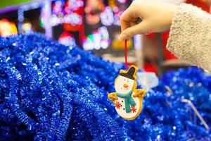 belles décorations sur le sapin de noël dans des mains féminines photo