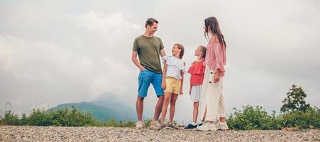 belle famille heureuse dans les montagnes sur fond de brouillard photo