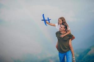 belle petite fille et jeune père dans les montagnes sur fond de brouillard photo