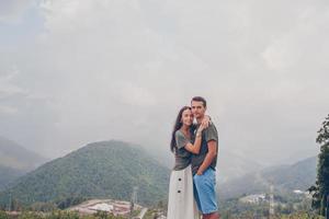 belle famille heureuse dans les montagnes sur fond de brouillard photo