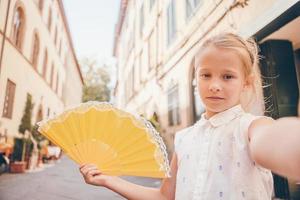 adorable mode petite fille à l'extérieur dans la ville européenne photo